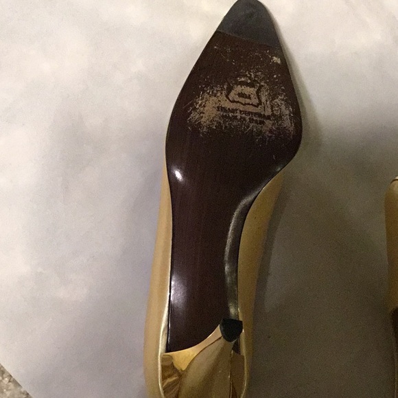 STUART WEITZMAN GOLD PATENT LEATHER PUMP SIZE 6 M - Picture 6 of 8
